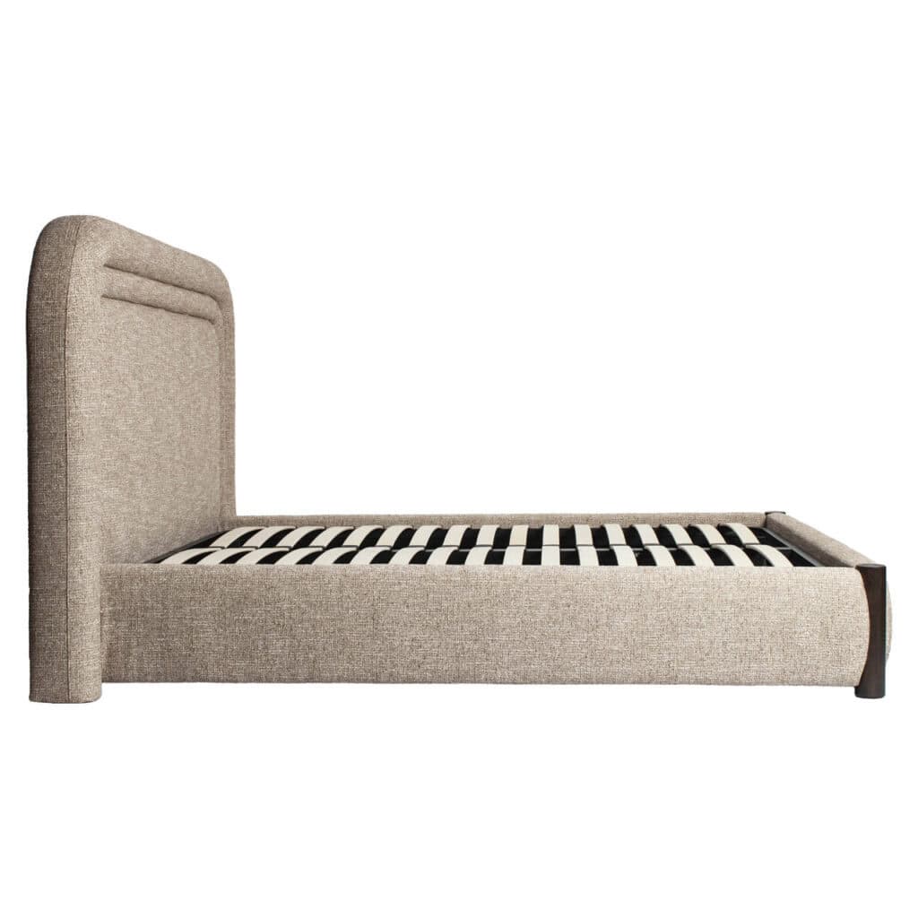 Lit de luxe recouvert de tweed couleur sable et doté d'une tête de lit haute.