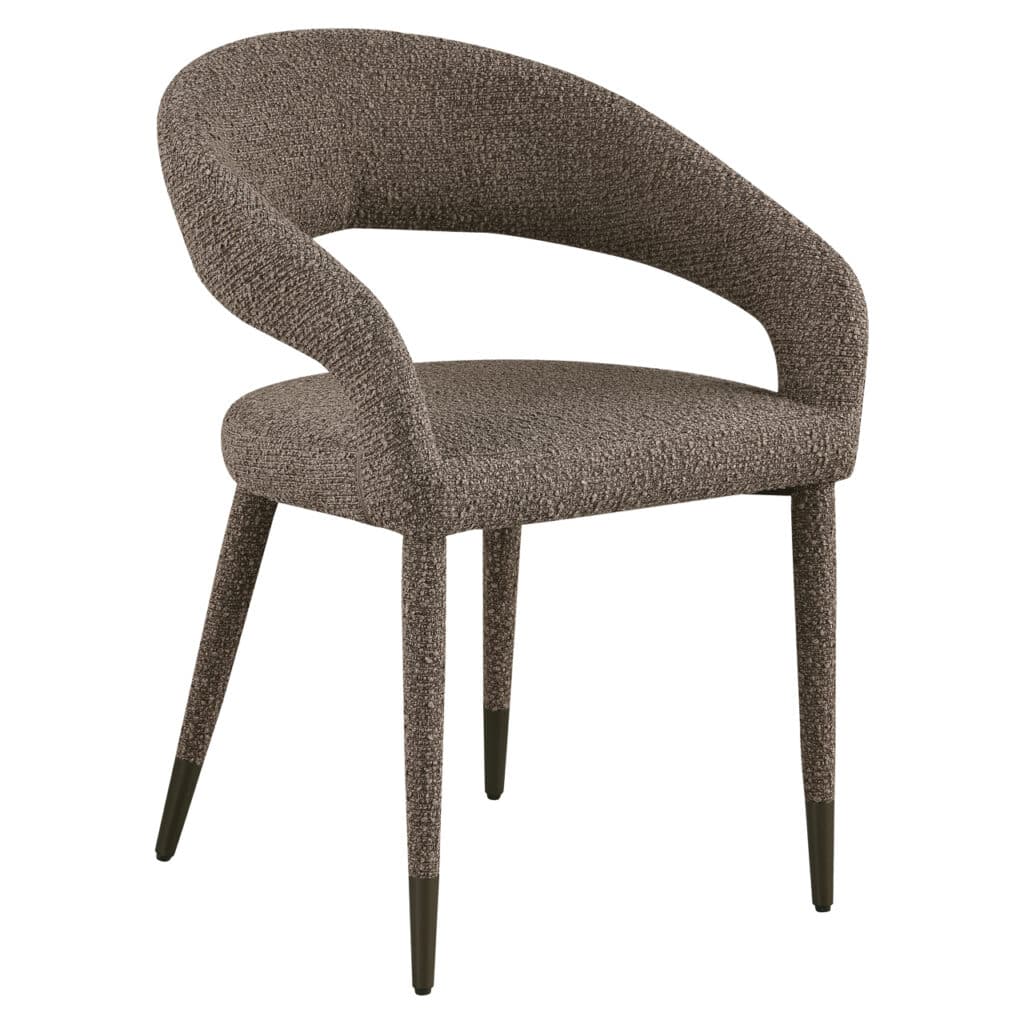 Eetkamerstoel Gia in bruin met ronde rugleuning en houten poten.