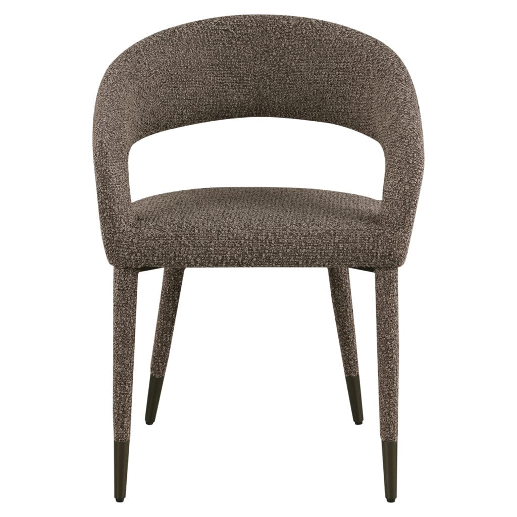 Eetkamerstoel Gia in bruin met ronde rugleuning en houten poten.