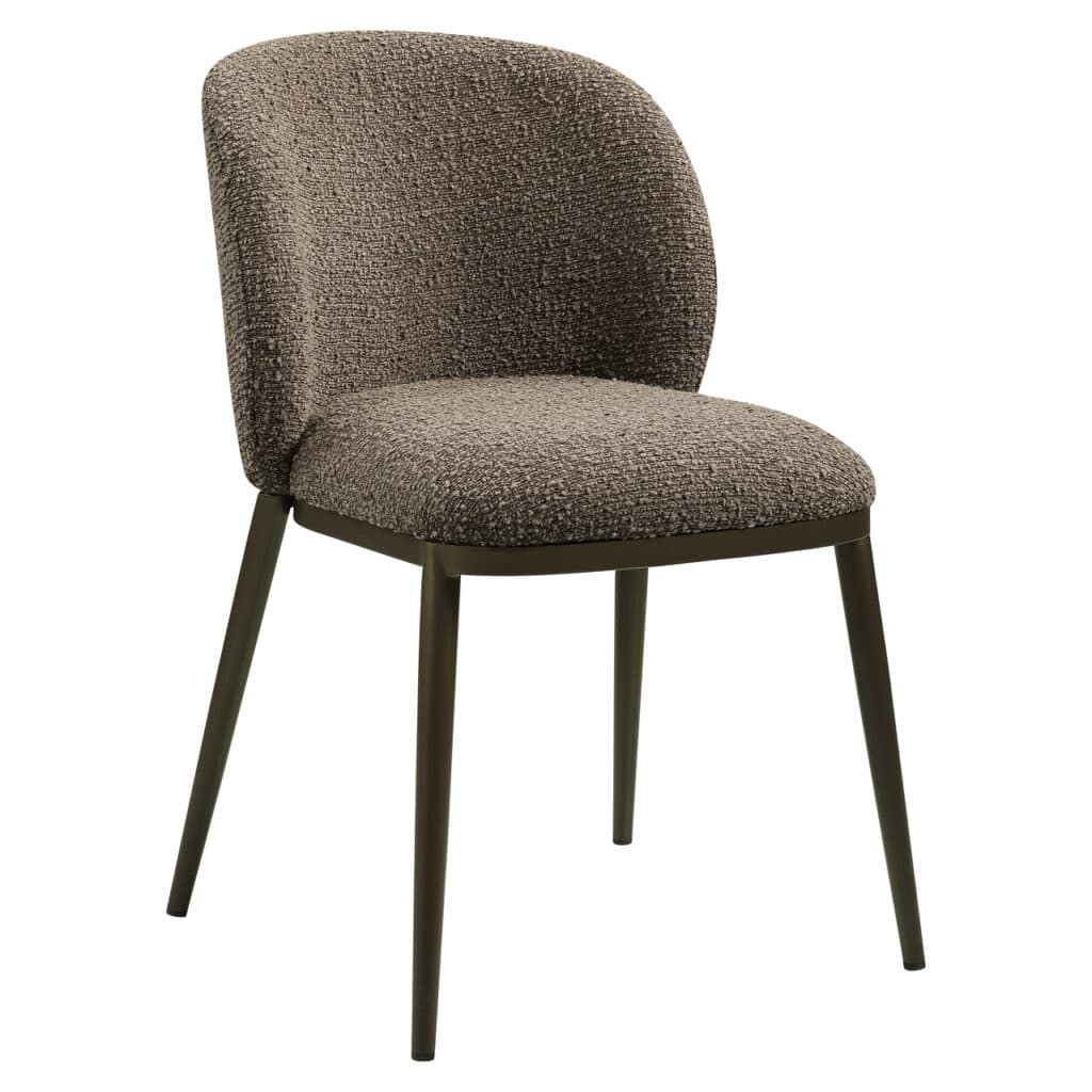 Eetkamerstoel Gandy bruin chunky met zachte bekleding en houten poten.