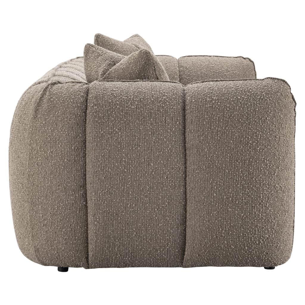 Mokkafarbenes 3-Sitzer Sofa weicher Polsterung und bequemen Kissen.