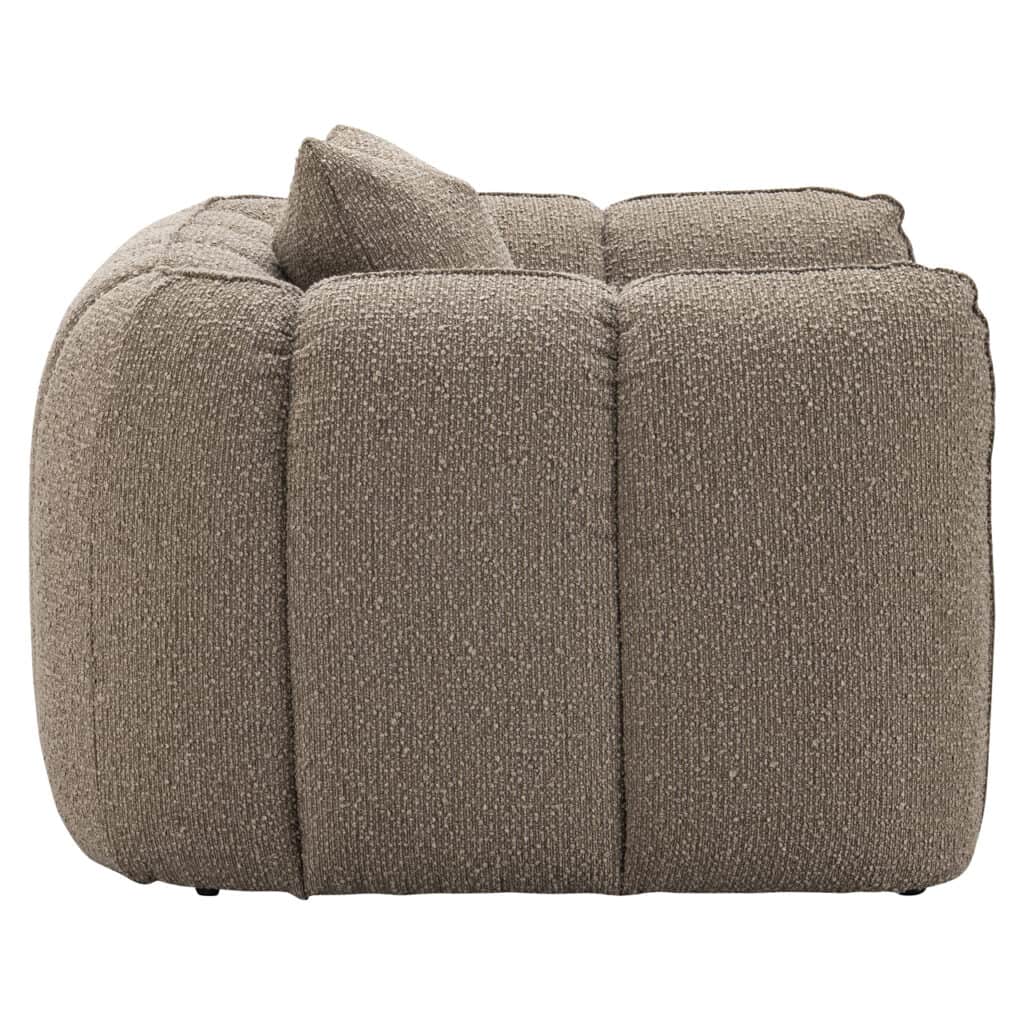 Hogankleurige lounge stoel met dikke bekleding en comfortabele uitstraling.