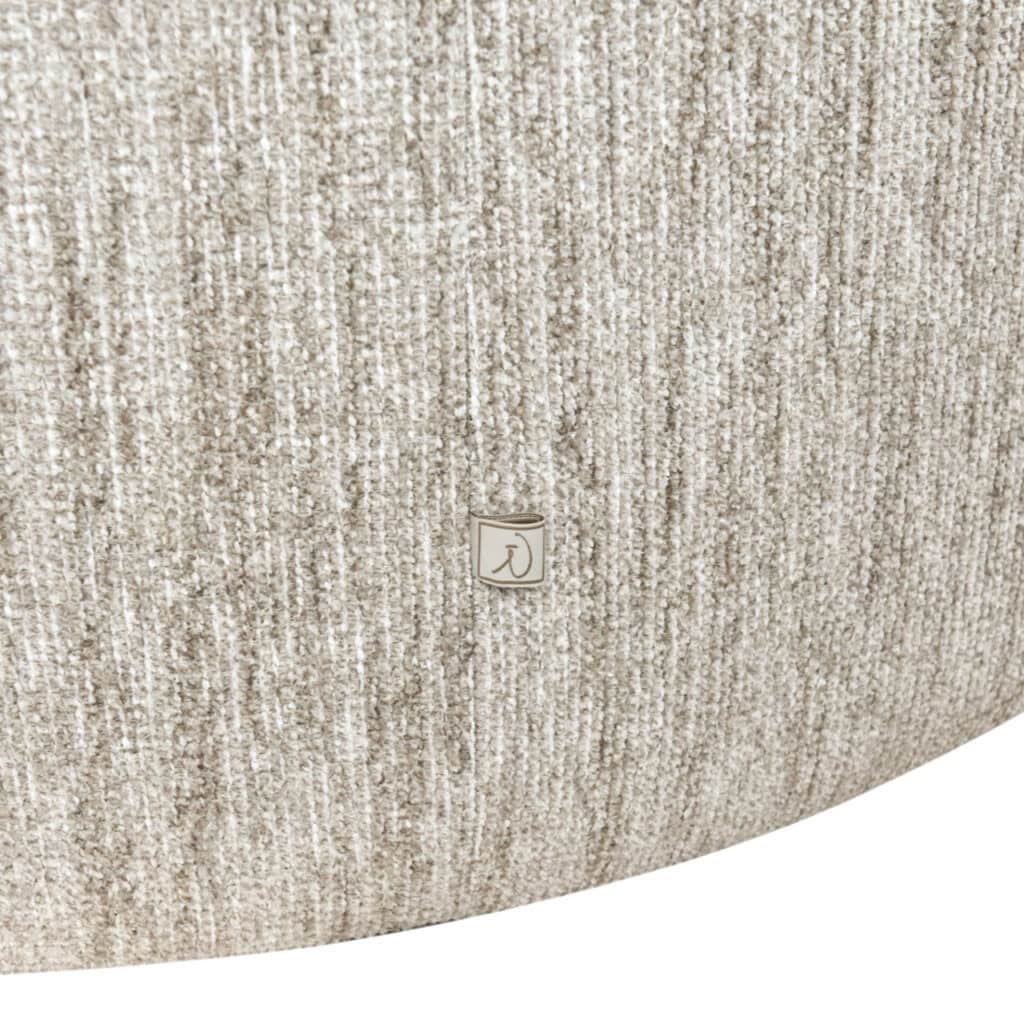 Natuurlijke softweave lounge stof met textuur en logo detail.