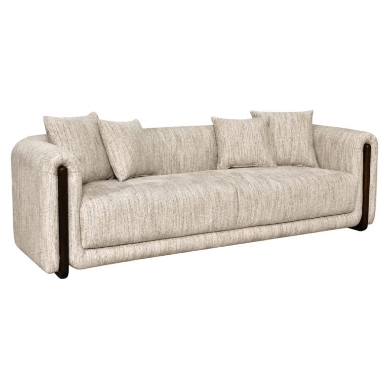 Luxe bank met zachte stoffen en houten details voor elegant interieur.