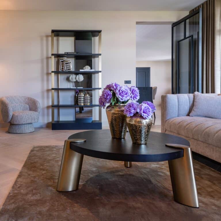 Moderne woonkamer met stijlvolle meubels en decoratieve elementen.