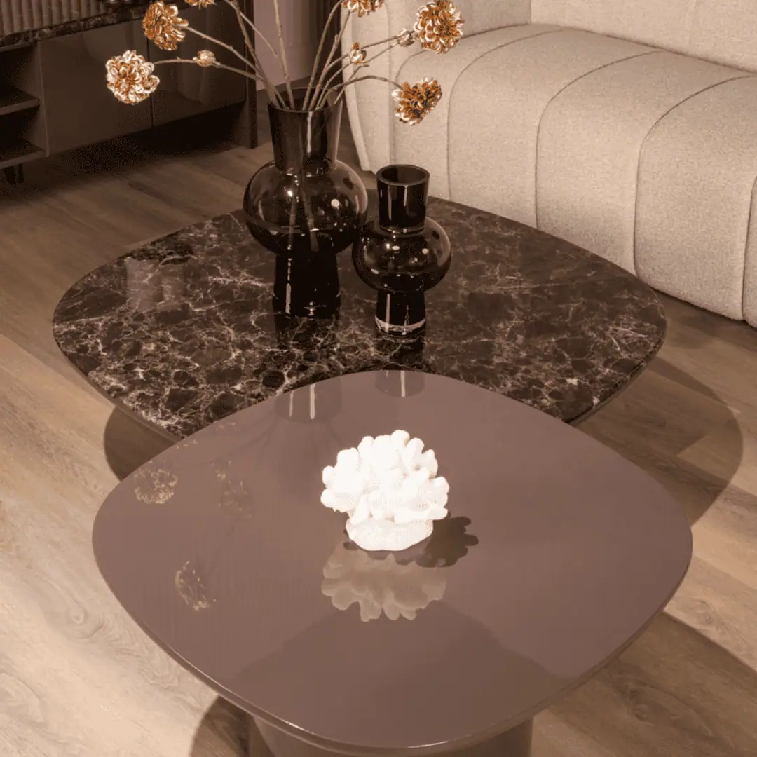 Stijlvolle woonkamer met marmeren en glazen tafels en decoratieve vazen.