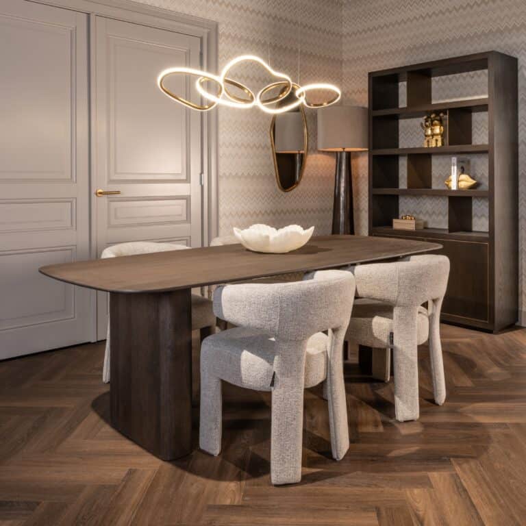 Eethoek met moderne verlichting en stijlvolle meubels in Richmond Interiors.