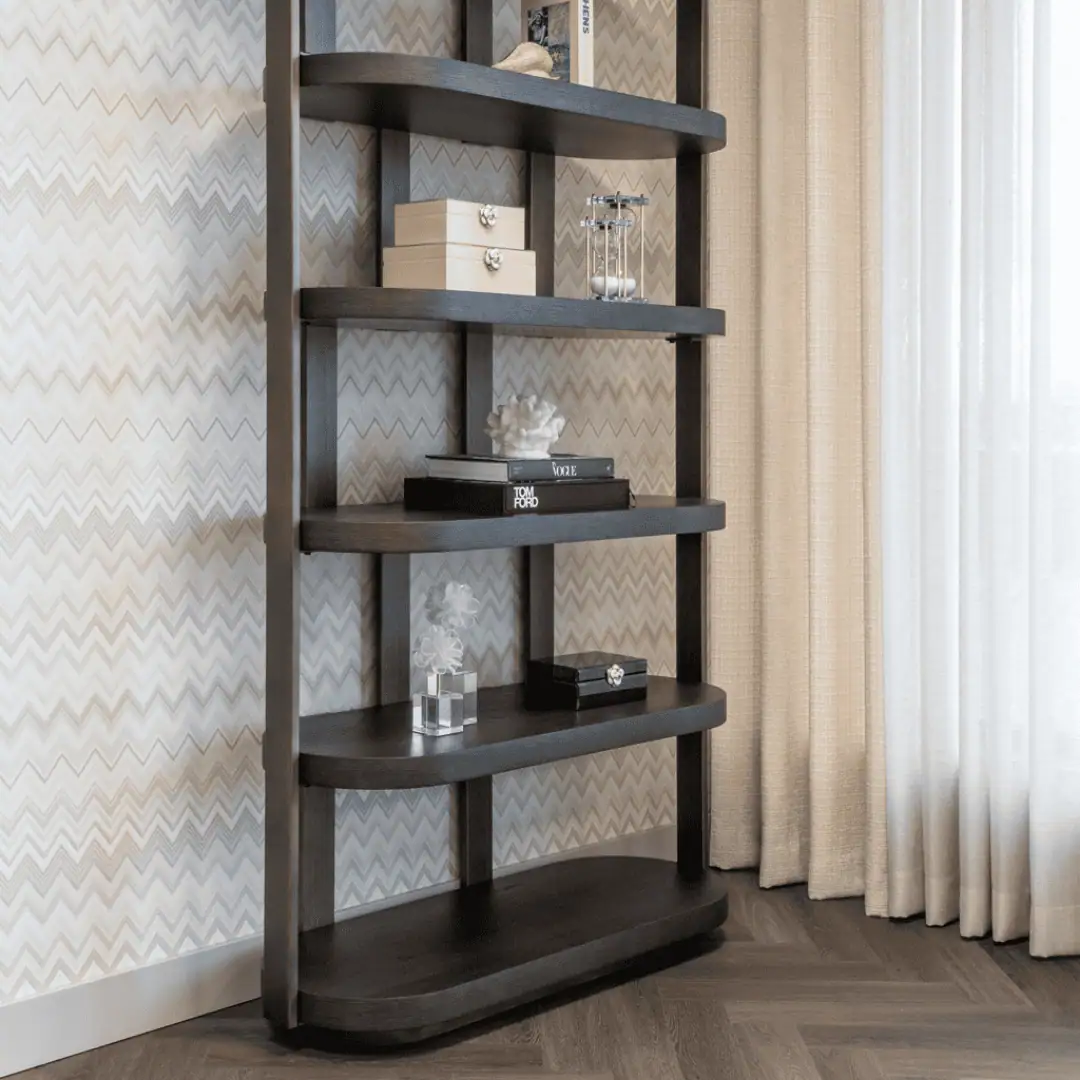 Dunkles Holzregal mit Dekoartikeln im Wohnzimmer.