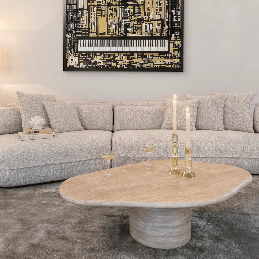 Moderne woonkamer met beige bank en abstract kunstwerk aan de muur.