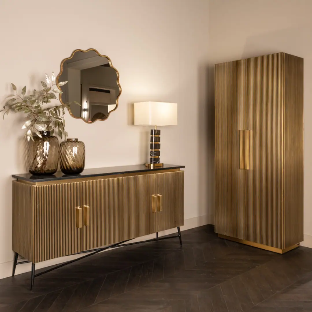 Vitrine et buffet modernes en bois, avec des détails dorés à l'intérieur.