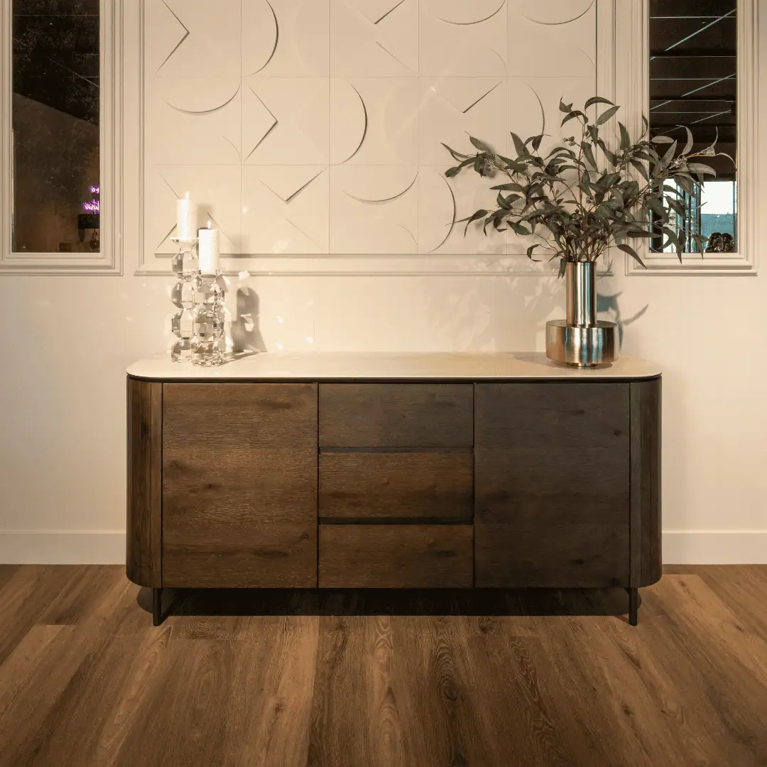 Moderne houten dressoir met planten en decoraties in woonkamer.