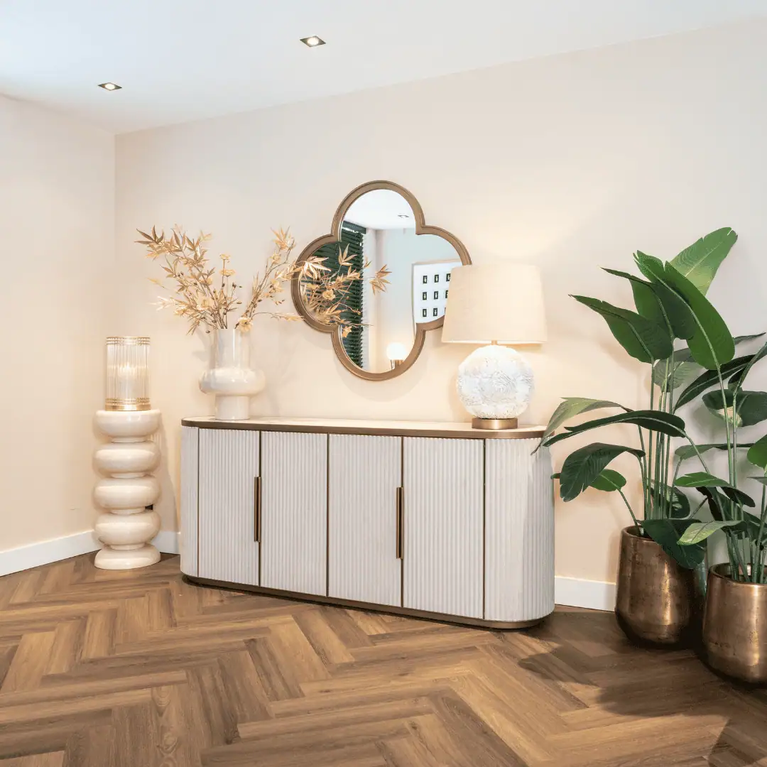 Intérieur d'une maison moderne agrémenté d'accessoires décoratifs et de plantes.