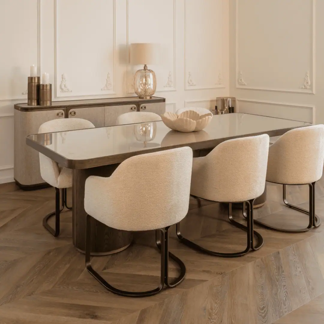 Table de salle à manger avec six chaises en tissu beige dans un intérieur élégant.