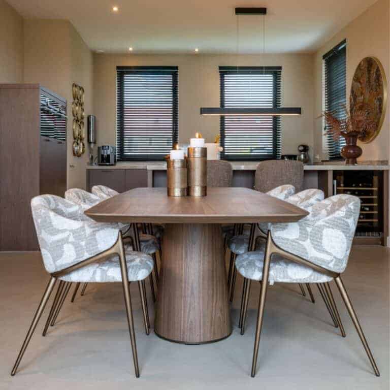 Eethoek met moderne decor en sfeervolle kaarsen in Richmond Interiors.