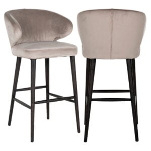 Moderne barstoel met beige velvet bekleding en donkere houten poten.
