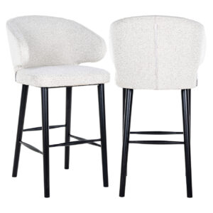 Moderne barstoel met witte bouclé bekleding en zwarte houten poten.