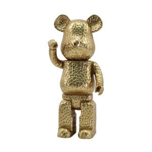 Kleine goldene Bärenfigur mit einer Handgeste, dekoratives und einzigartiges Design.