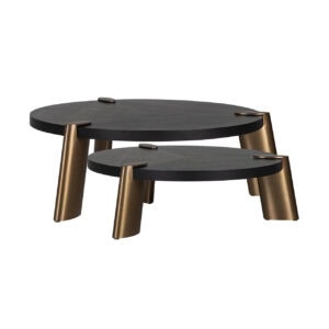 Moderne Couchtische mit schwarzen Tischplatten und goldenen Beinen.