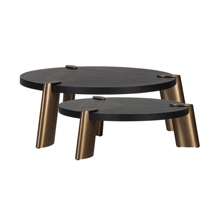Moderne Couchtische mit schwarzen Tischplatten und goldenen Beinen.