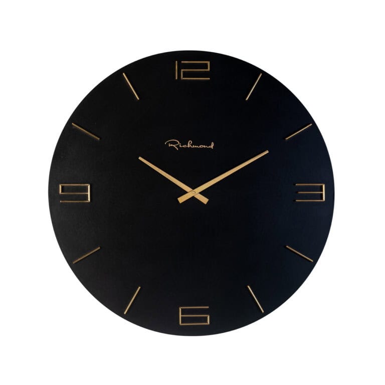Moderne zwarte klok met gouden details en wijzers.