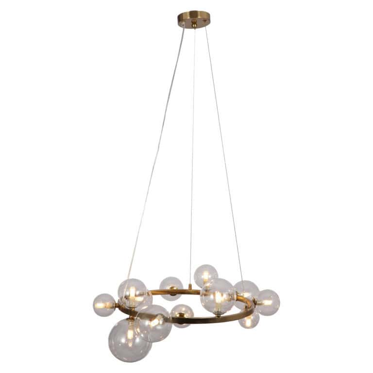 Moderne hanglamp Yosie met glazen bollen en goudkleurige afwerking.
