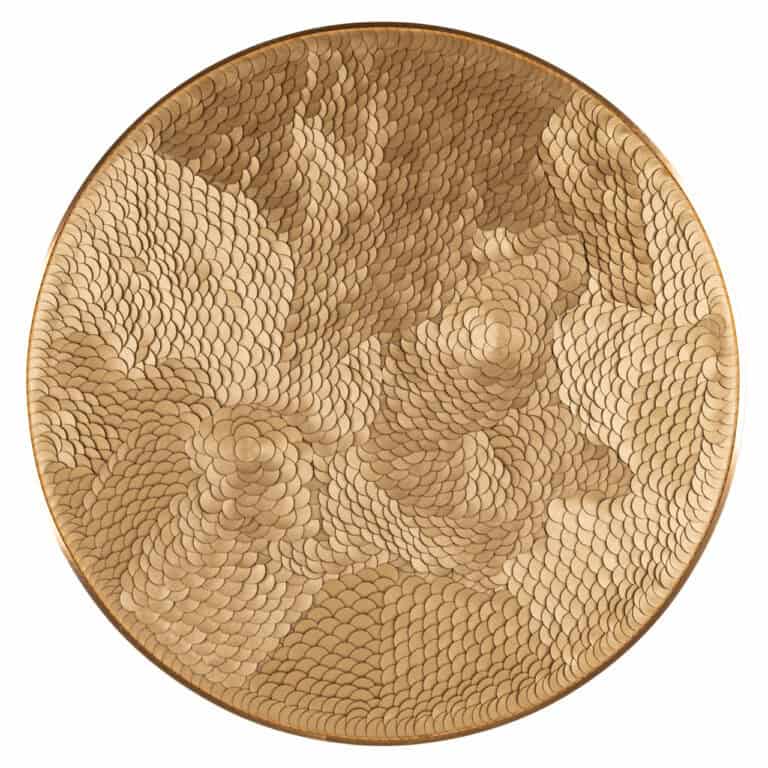 Houten wanddecor met bloemmotief in goudkleurige afwerking.