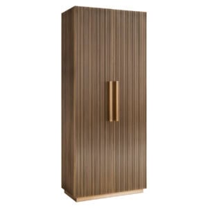Moderne houten opbergkast met verticale groeven en goudkleurige handgreep.