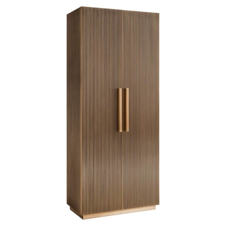 Moderner Aufbewahrungsschrank aus Holz mit vertikalen Rillen und goldfarbenem Griff.