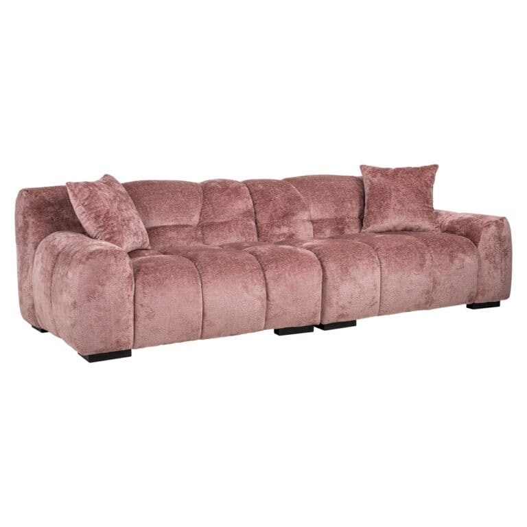 Rozenkleurige chenille bank met kussens voor woonkamer.