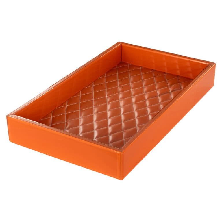 Orangefarbenes Tablett mit gesteppter Innenseite für eine stilvolle Präsentation.