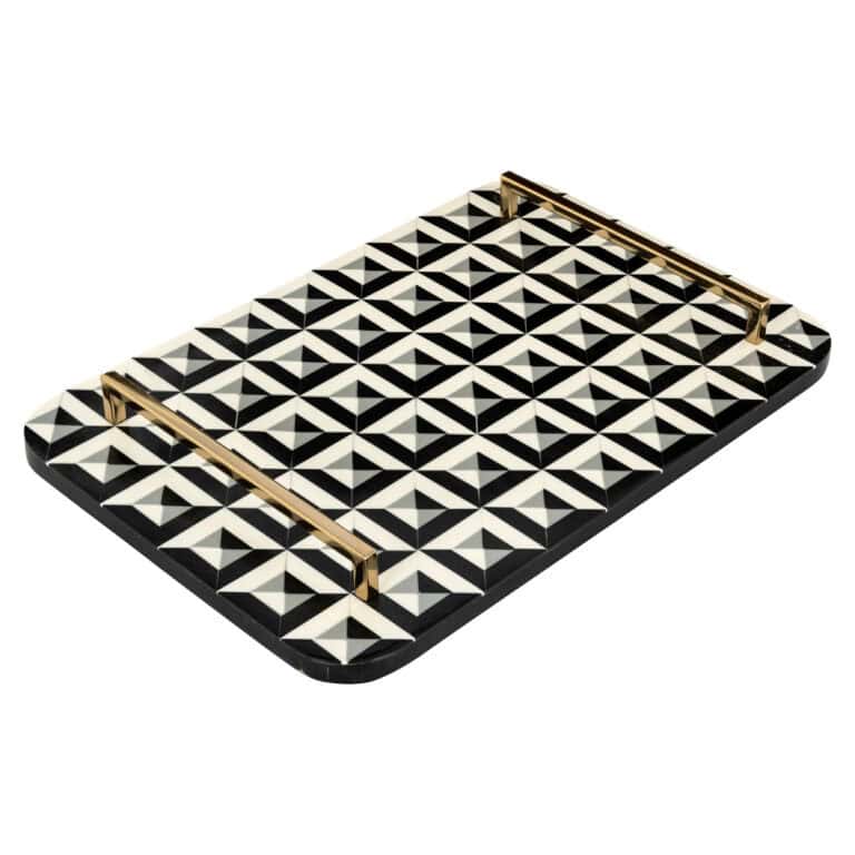 Modern zwart-wit dienblad met gouden handgrepen.