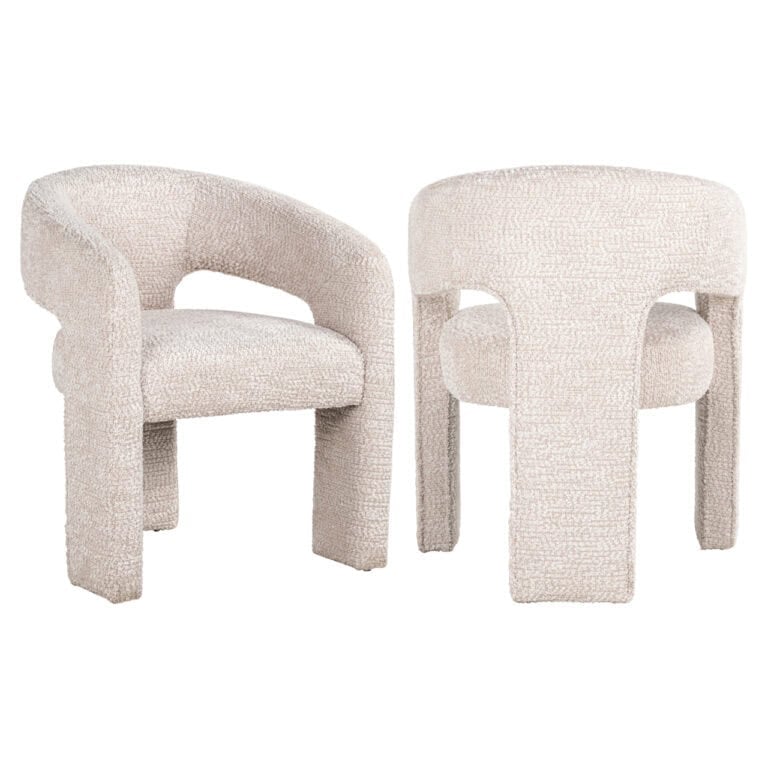 Eetkamerstoel Belle in crème met comfortabele armleuningen.