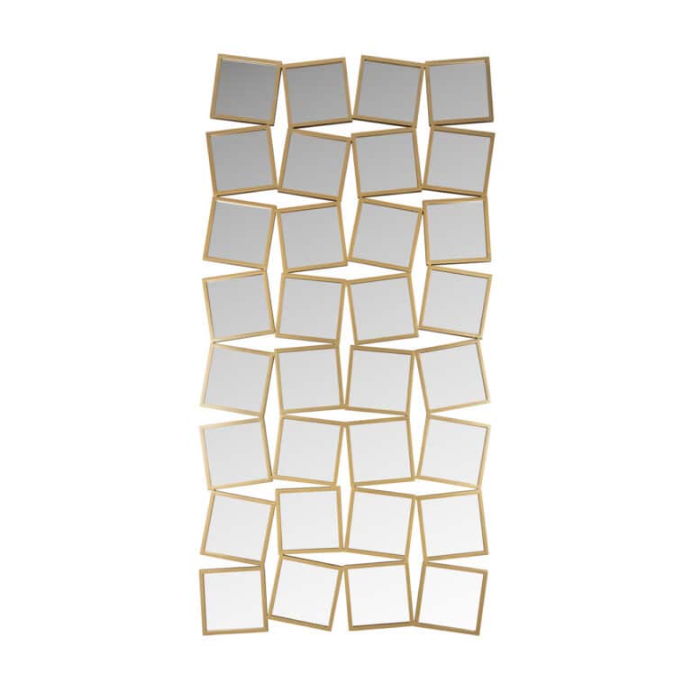 Gouden spiegelwand met meerdere vierkante spiegels voor een moderne inrichting.