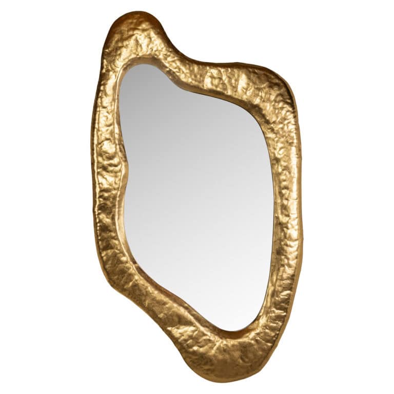 Gouden spiegel met unieke, organische vorm voor modern interieur.
