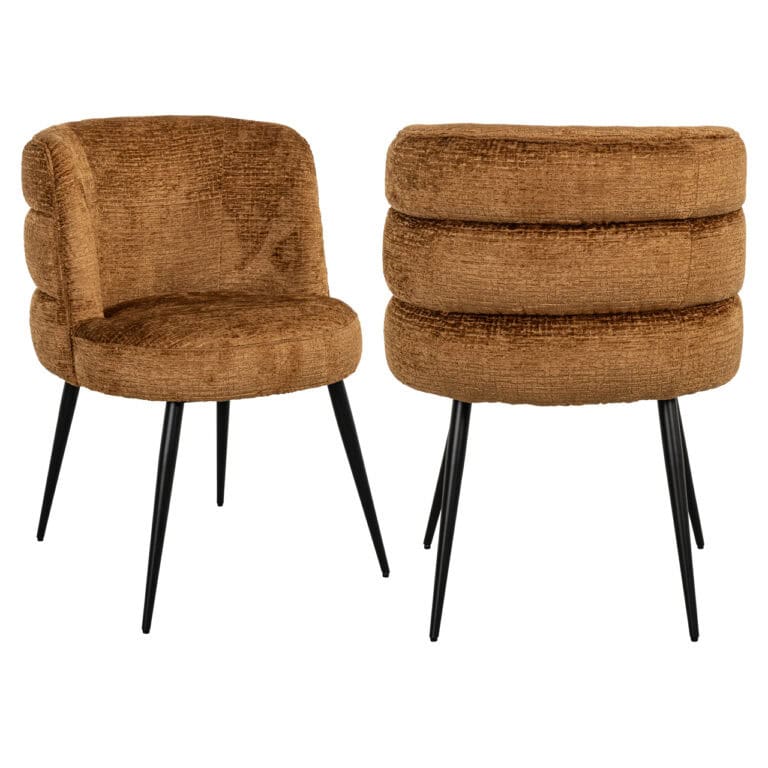Cognackleurige eetkamerstoelen met zwarte poten, modern design.