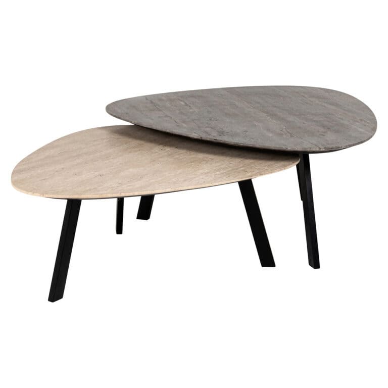 Set van twee salontafels met houten bladen en zwarte poten.