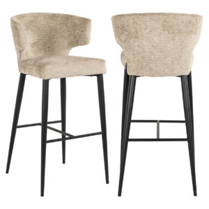 Moderne barstoel met beige bekleding en zwarte poten.