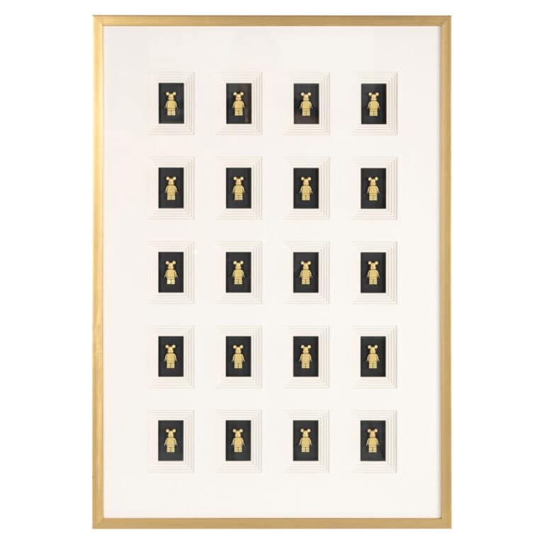Wandkunst met 20 kleine gouden beren op zwarte achtergrond in lijst.