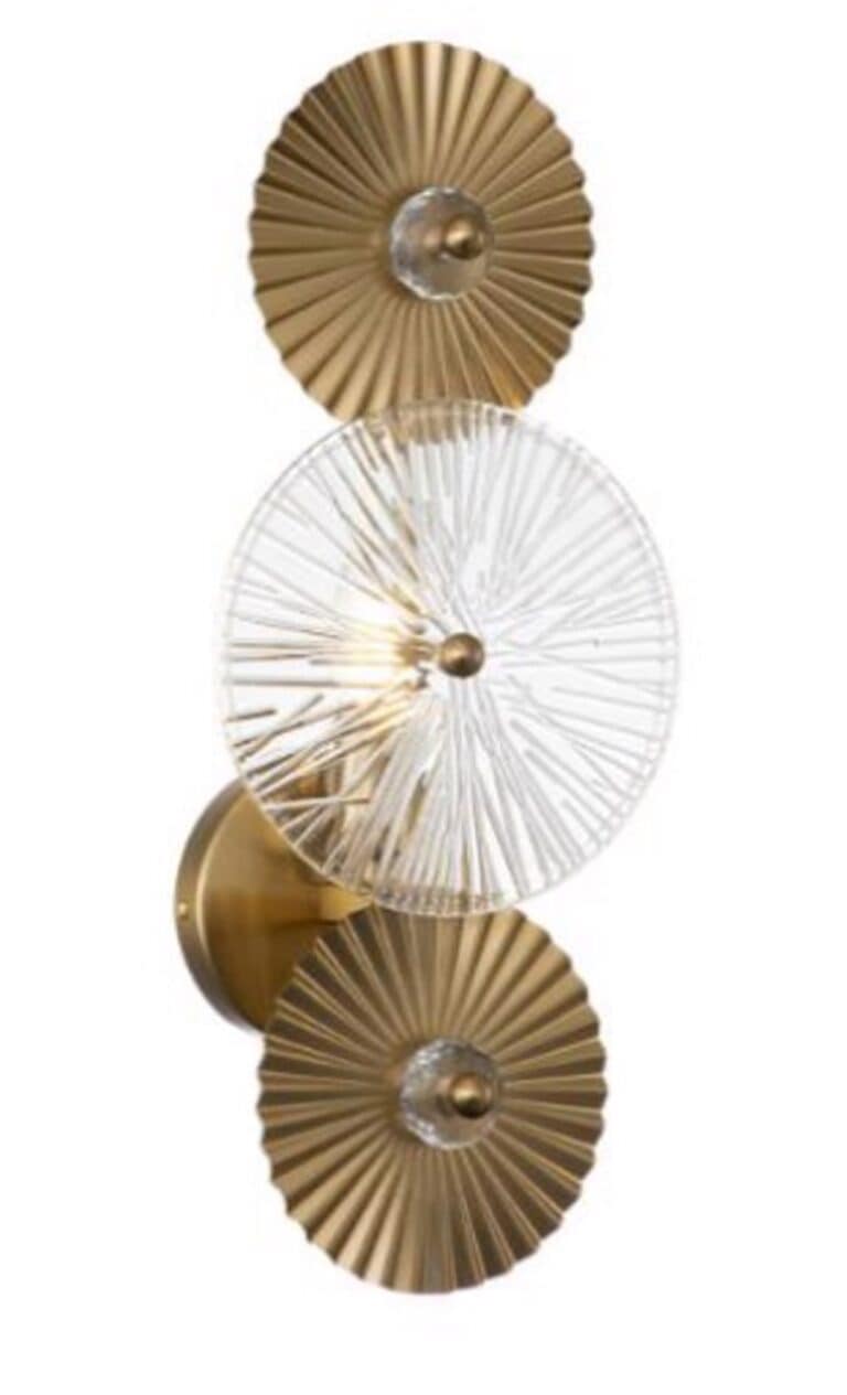 Moderne wandlamp Aidan in brushed goud met strakke design.