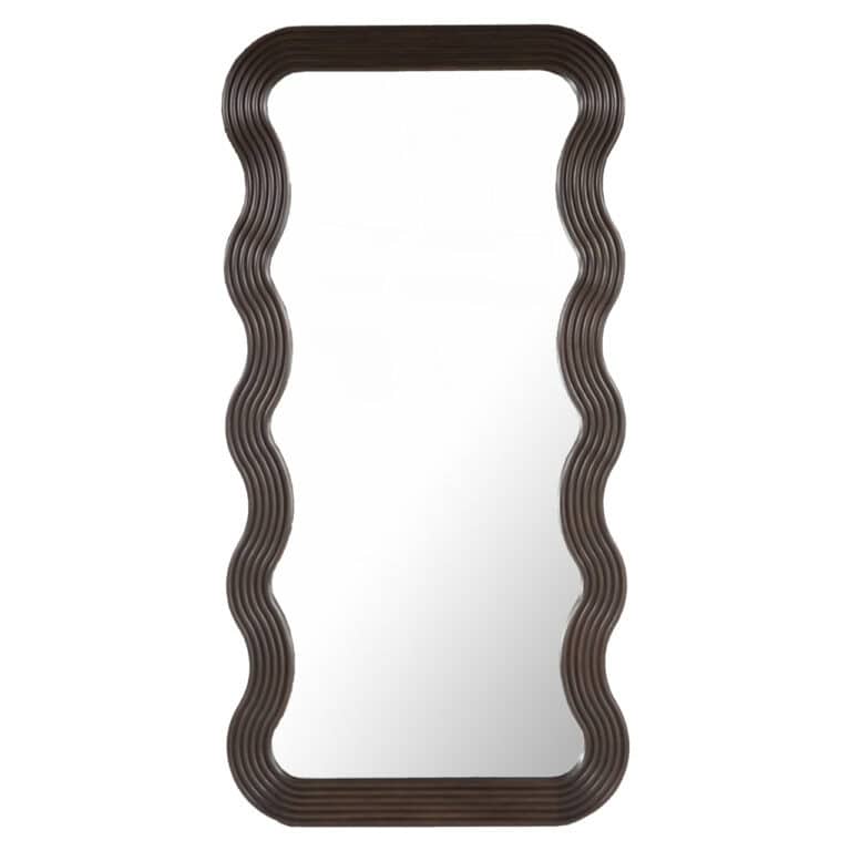 Decoratief spiegel met golvend houten frame in bruin.