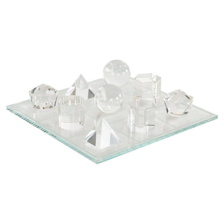 Transparant decoratief object met geometrische vormen op glasplaat.
