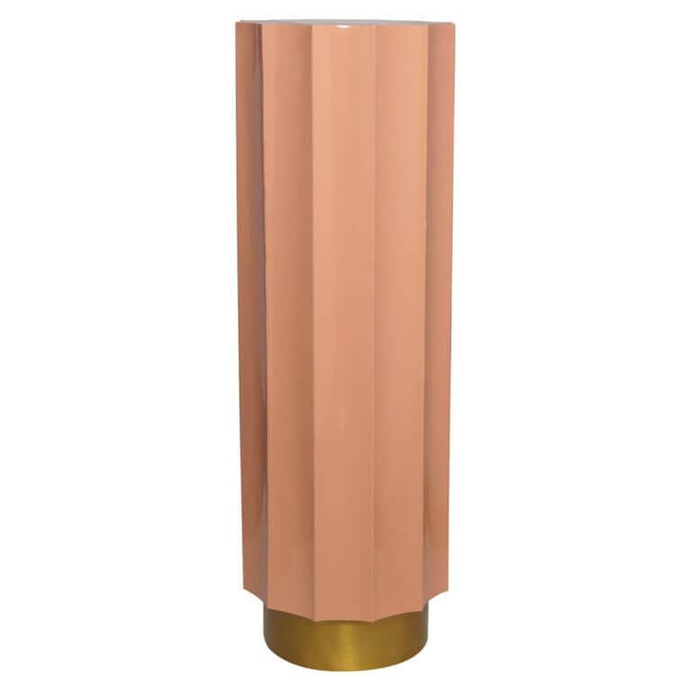 Moderne salmonkleurige pilaar met gouden basis voor interieurdecoratie.