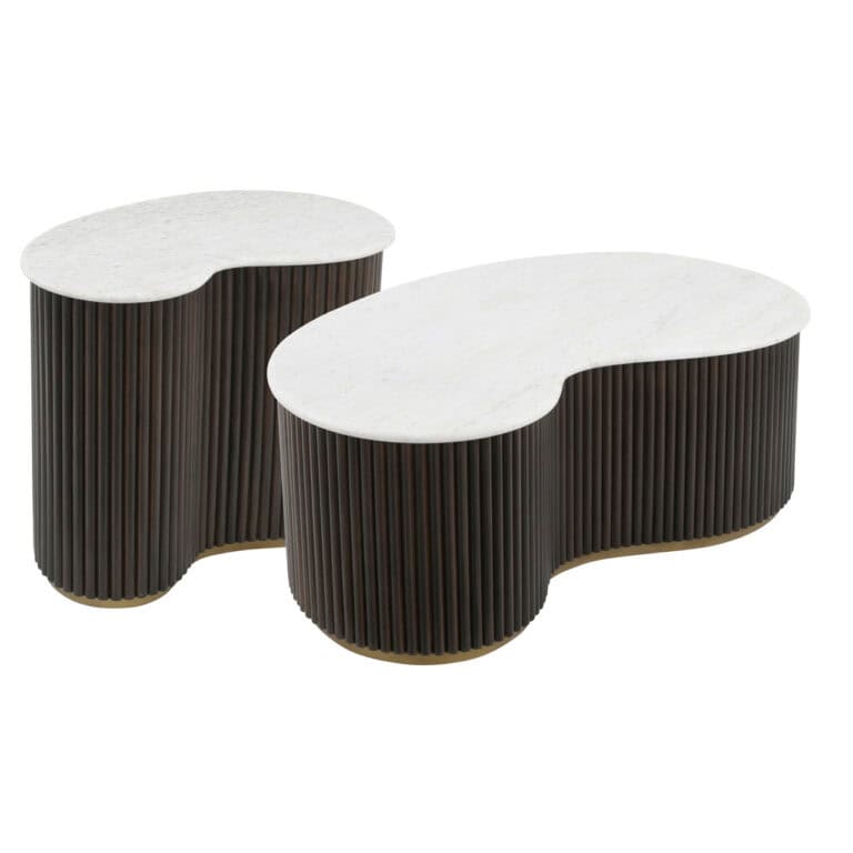 Moderne salontafels met witte marmeren bladen en ribbelige zwarte basis.