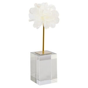 Wit decoratief bloemobject op gouden standaard op glazen voetstuk.