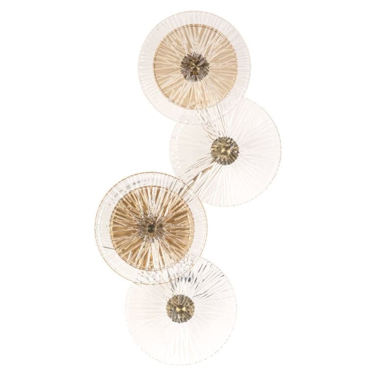 Moderne wandlamp met gouden en witte details, elegant design voor interieur.