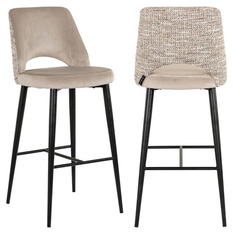 Trendy barkrukken met zachte bekleding en houten poten.