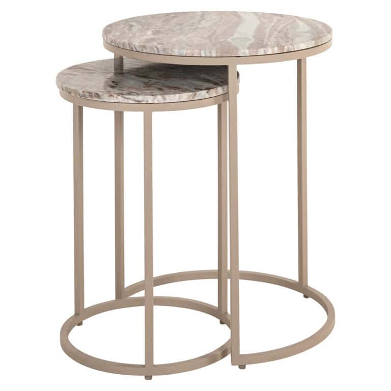 Lot de deux tables d'appoint Fairfax Clay avec plateaux en marbre et structures en métal.