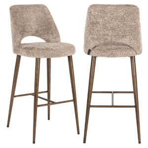 Delphine barstoel met zachte bekleding en houten poten voor een moderne keuken.