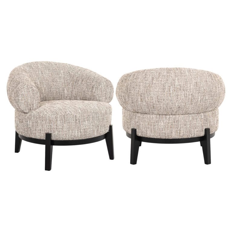 Montana Lounge-Sessel mit beigem Bezug und schwarzen Beinen.