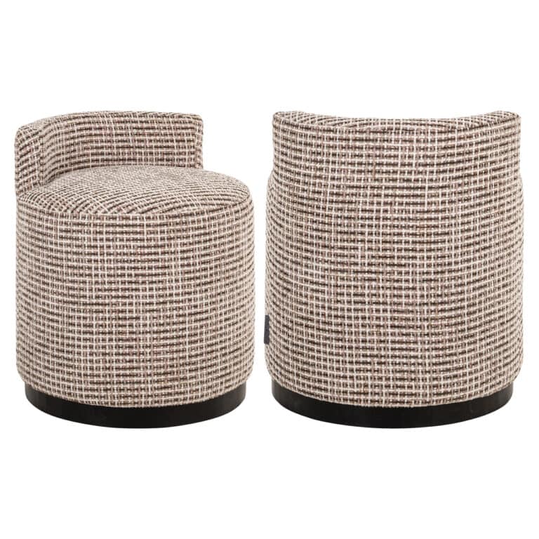 Eetkamerstoel Odette met geruite bekleding en ronde vorm.